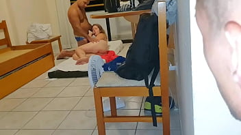 Melissa Alecxander Fodendo Com O Leo Ogro Na Sala Da Casa Foram Pegos No Flagra Pelo Novinho Que Foi Convidado Pra Participar