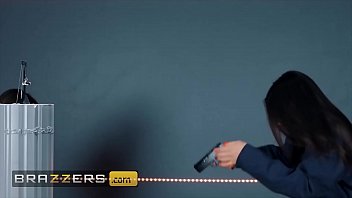 Hottie Babe (kendra Spade) Fucks The Security Guard - Brazzers