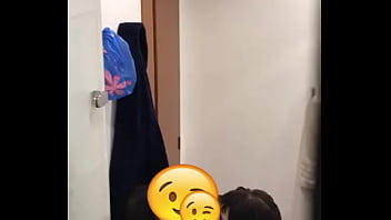 Descubro A Mis Amigos En El Baño Por Los Fuertes Gemidos