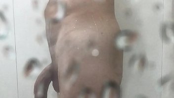 Gostoso Flagrado No Banho, Pensou Que O Vidro Do Box O Protegeria!