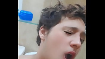 Trans Maromba No Banheiro