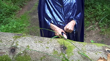 Latexmantel Im Wald Ist Geil