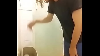 Mijando Na Privada Quebrada