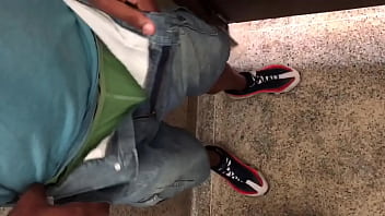 Punheta No Banheirão - gay, gozada, punheta, banheiro, pedreiro - Video 2607551