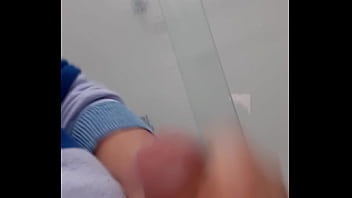 Punheta No Banheiro. Leitinho Quente.