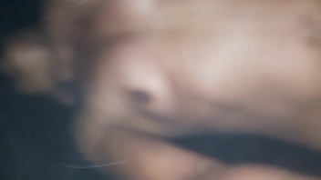 Madura En El Bosque De Noche Mientras Llueve