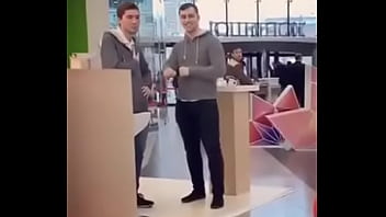 Chica Baila Con Pantalon De Pokémon