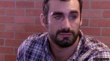 Musculoso Le Da Una Mano A Joven Enamorado