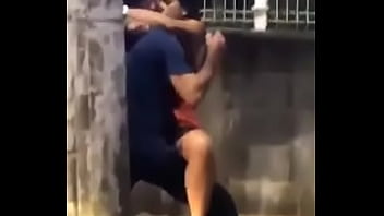 Recostados En Poste Y Parqueo Público