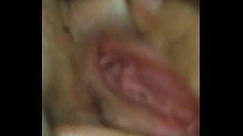 Chinesa Captive Mostrando A Buceta Virgem