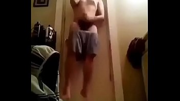 Ed Maverick Se Masturba Con Fuentes De Ortiz De Fondo