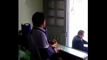 Mamada Rapida Detras Del Mostrador