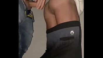 Dando Nas Escadas Do Shopping