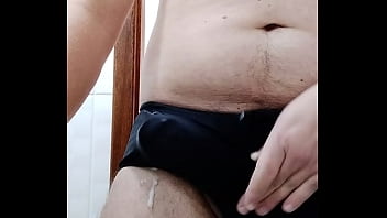 Safado De Sunga Com A Rola Gozando