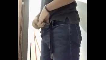 Enseñando Mi Pene - gay, pene, verga, joven, huevos, pantalon, jovencito - Video 2393352