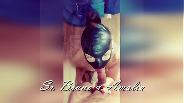 Sumisa Amalia Mamando Con Mascara De Latex