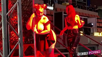 Chica Gorda Del Publico En Escenario Le Ponen Cera