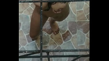 Vecina Le Gusta Bañarse Al Aire Libre Cuando Su Marido Se Va A Trabajar