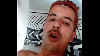 Porra Na Cara Da Vadia Putinha