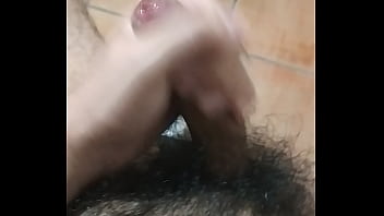 Me Masturbo En La Sala Y Eyaculo Una Enorme Corrida