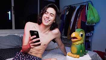 Grindr Novinho De Cueca Fofo Com Local No Sigilo Real Na Cama Vendo Piroca