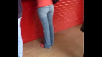 Hermosa Universitaria Con Su Pantalón Apretado 2