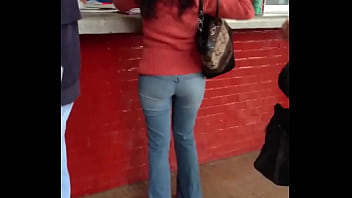 Hermosa Universitaria Con Su Pantalón Bien Apretado