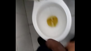 Mijando A Cerveja E Balançando A Rola