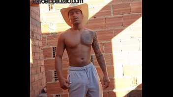 Caipira Batendo Na Construção