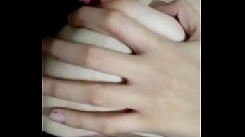 Gostosa Lambendo Seus Peitos