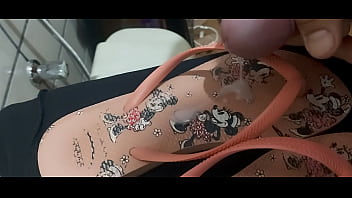 Gozando Nas Havaianas Da Cunhada