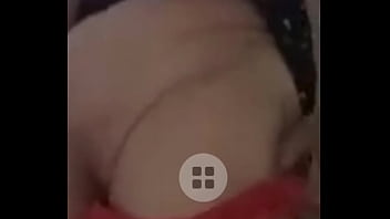 Tụt hẳn quần xuống chị ngại lắm.