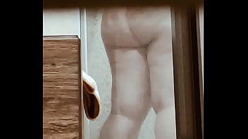 Irmão Espiando Sua Irmã No Banho