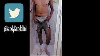 Se Orina En Los Shorts Despues De Entrenar/ He Is Peesing His Shorts After Training.