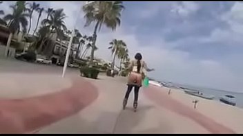 Patinando Mientras Enseña El Culo