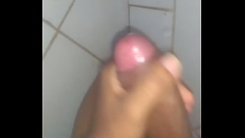 J. Mostrando Como Se Tira Leite Do Touro