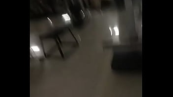 Anh trai lén thủ d_m trong phòng gym