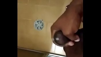 Negão Da Rola Cabeçuda Gozando No Banheiro