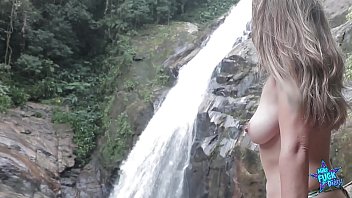 Mike E Seu Amigo Fodendo Uma Magrelinha Safada No Meio Do Mato! A Estréia De Flavia! Trailer