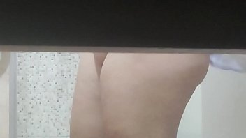 Irmão Pervertido Deixa C_mera Escondida Para Gravar A Irmã Tomando Banho (vídeo Real)