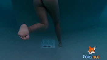Nadando Desnuda En Alberca De Hotel Familiar (video Completo En Foxxxyhot.com)
