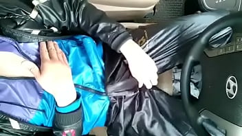 Tela Sire Pantalón Y Campera Caliente En El Auto