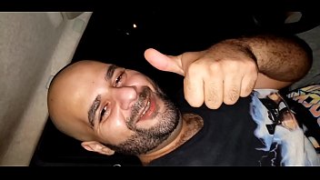 Cheirando, Mamando E Bebendo O Leitr Do Gordinho