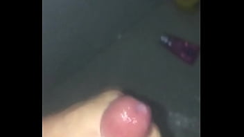 Novinho Gozando No Chuveiro