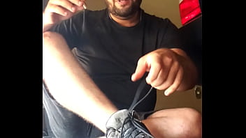 Curtindo Um Cigarro E Mostrando O Pezao 44