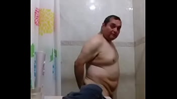 Alfonso Chan Bañandose Para Sus Hombres