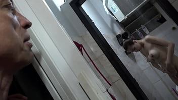 Espiou A Novinha No Banho