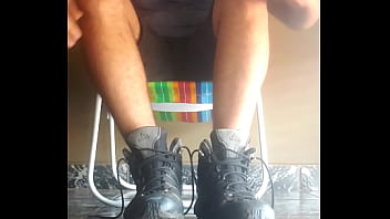 Colocando A Bota Pra Iniciar O Dia E O Chule