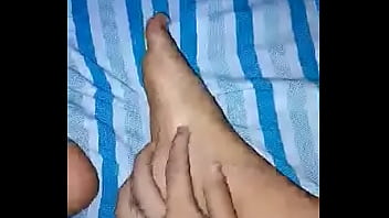 Otra víctima más... - gay, feets, pies, masaje - Video 2527648
