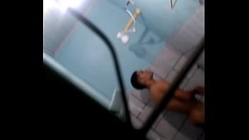 Gravando O Amigo No Banho